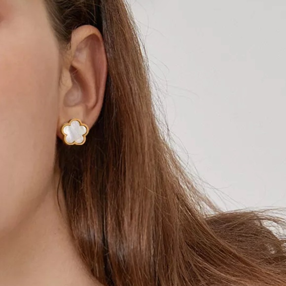 Women White Shell Flower Earrings Stainless Steel Earrings Yellow Gold Tone NWOT - Picture 2 of 2